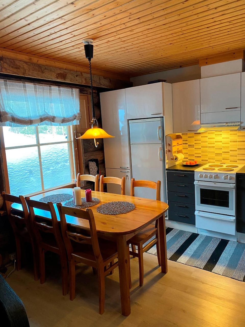 Kitchen or kitchenette, Dining area