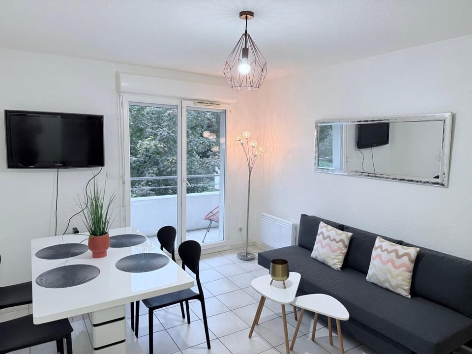 TV and multimedia, Living room, Dining area