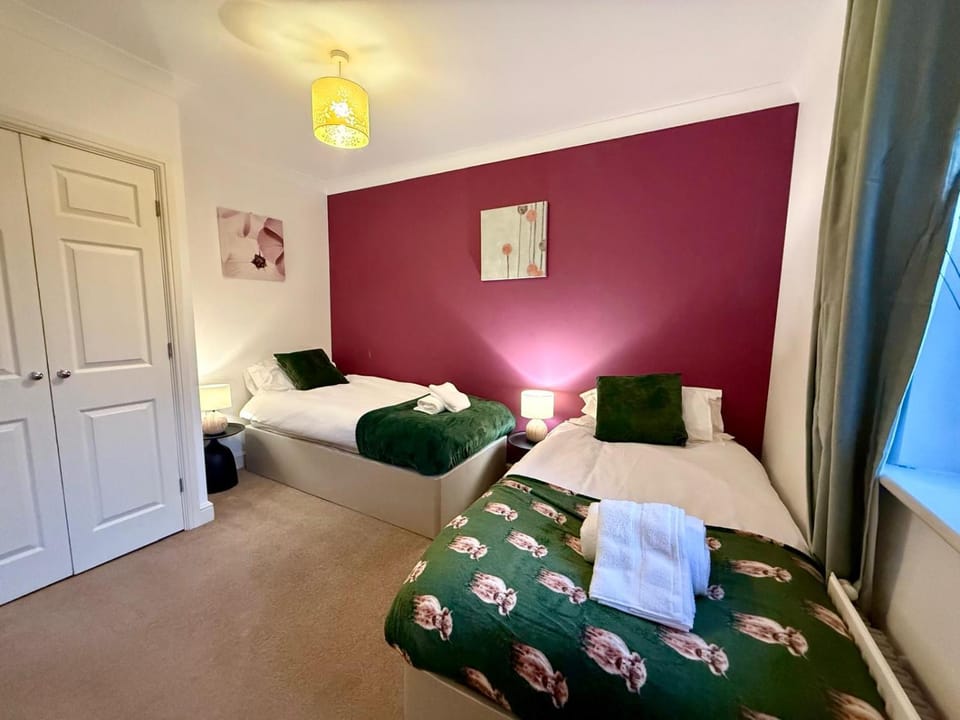 Bed, Bedroom, towels