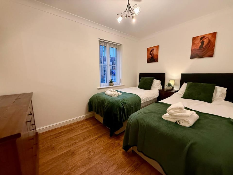 Bed, Bedroom, towels