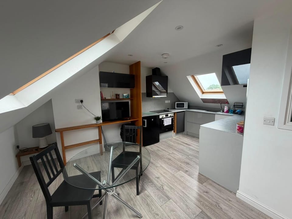TV and multimedia, Kitchen or kitchenette, Living room, Dining area, microwave, stove, kitchen