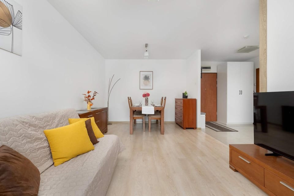 TV and multimedia, Living room, Seating area, Evening entertainment