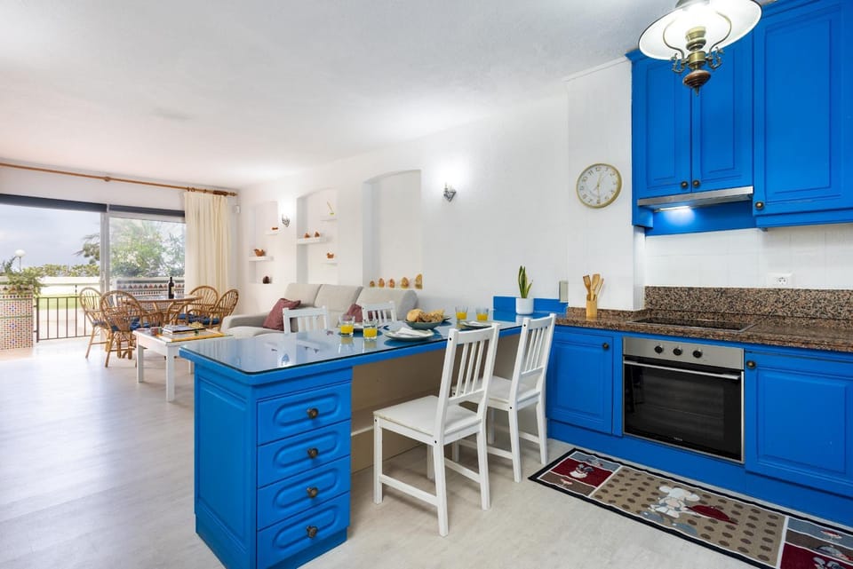 Kitchen or kitchenette, Other, Dining area, stove