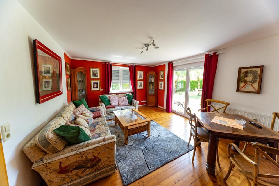 TV and multimedia, Living room, Seating area, Dining area