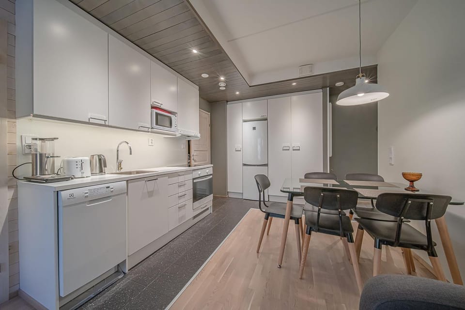 Kitchen or kitchenette, Dining area