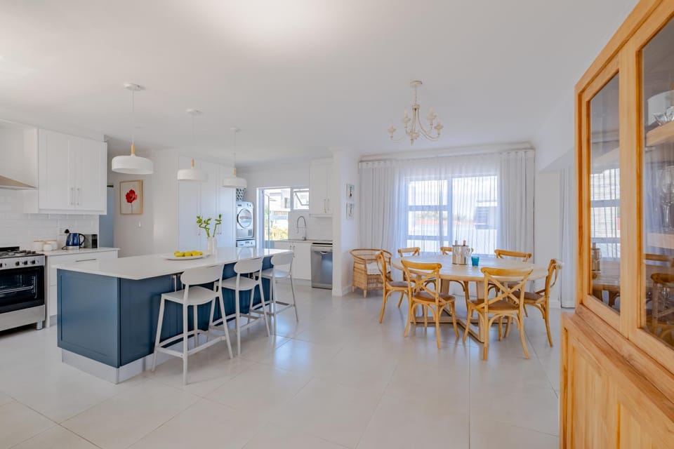 Kitchen or kitchenette, Seating area, Dining area, dishwasher, oven, stove