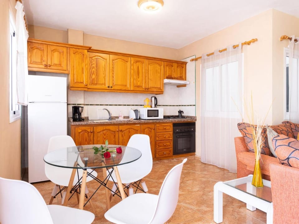 Kitchen or kitchenette, Other, Dining area, oven, stove