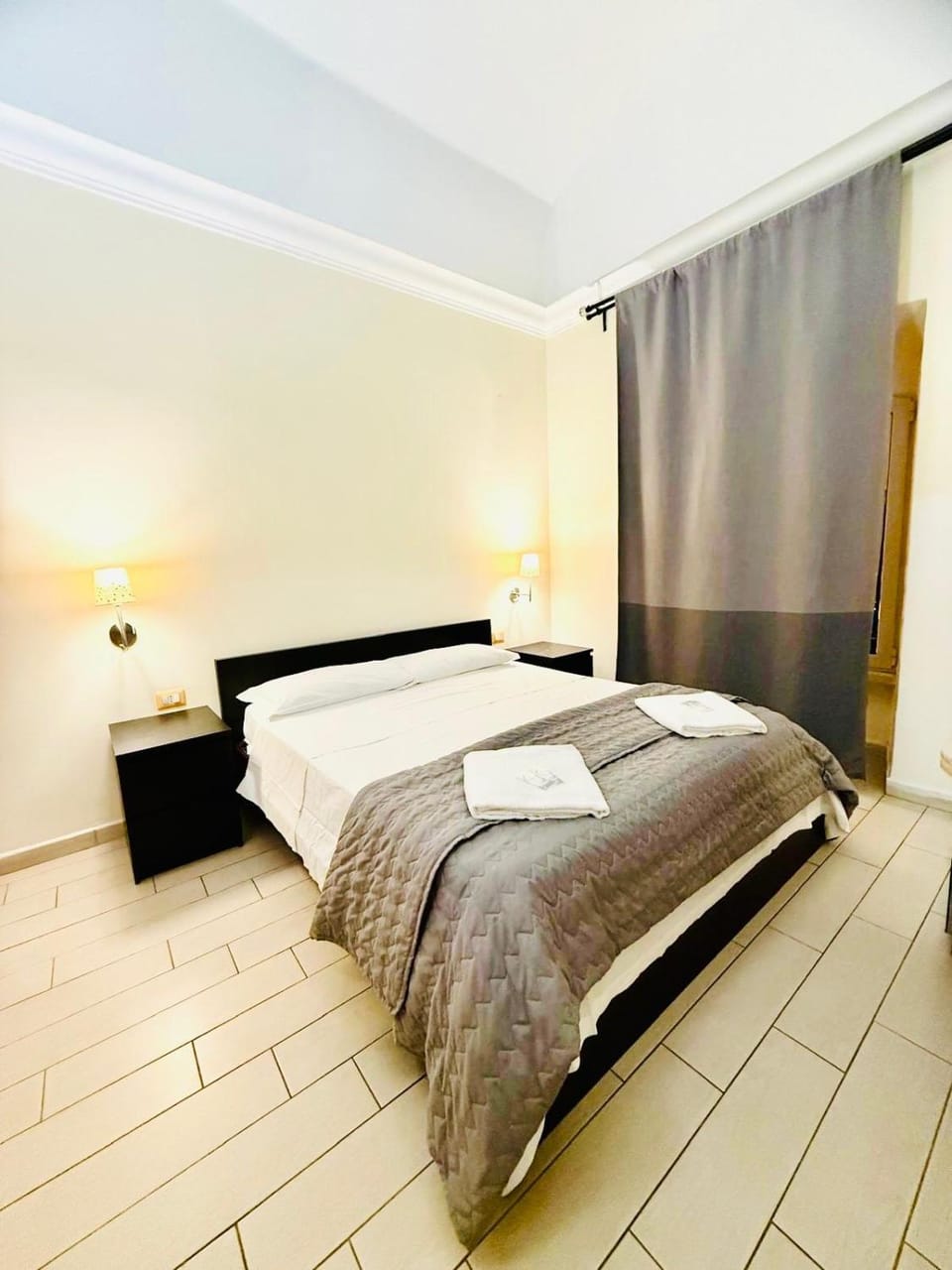 Bed, Photo of the whole room, Bedroom, towels