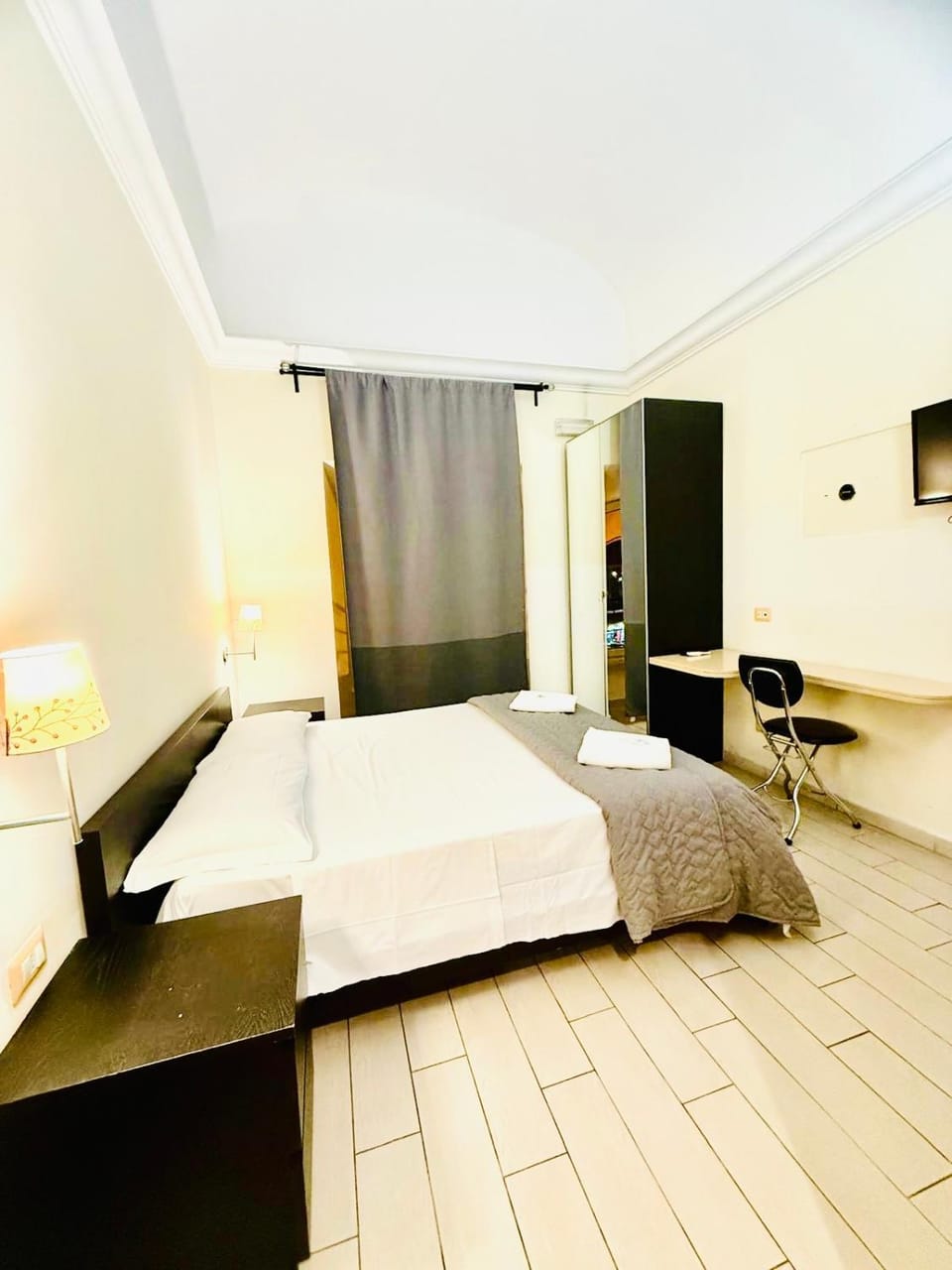 Bed, TV and multimedia, Photo of the whole room, Bedroom, hair dresser, wardrobe