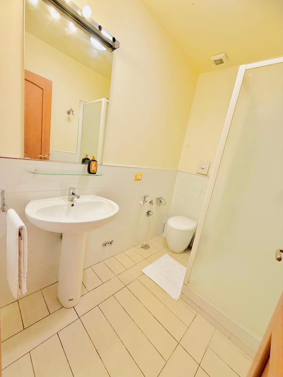 Shower, Toilet, Bathroom, Lounge or bar, Bath, towels