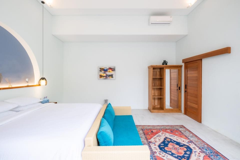 Bed, Photo of the whole room, Seating area, Bedroom, wardrobe, air conditioner