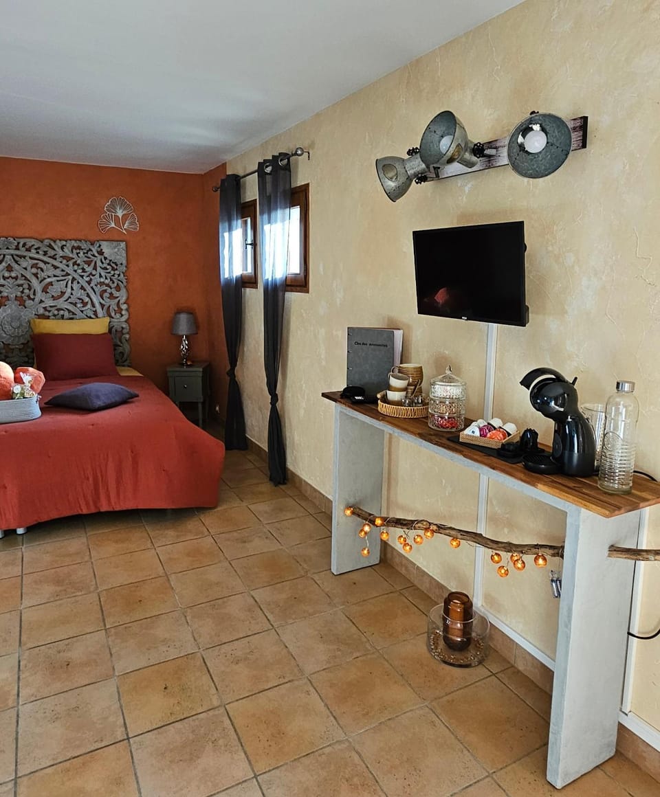 Chambre d'hôtes et de charme "Au Clos des Ammonites chez Ange&Sébastien " Bed and Breakfast in Provence