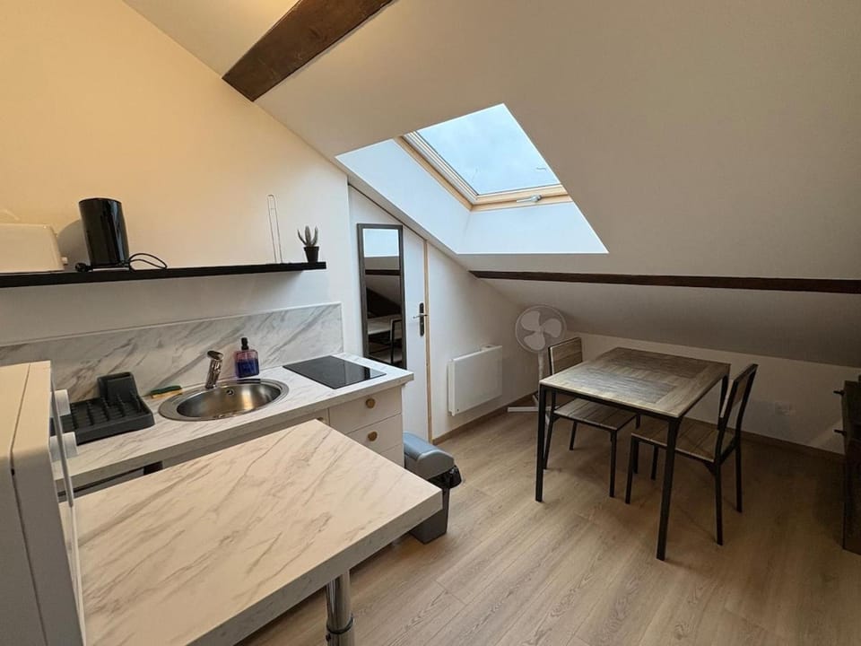 Kitchen or kitchenette, Dining area