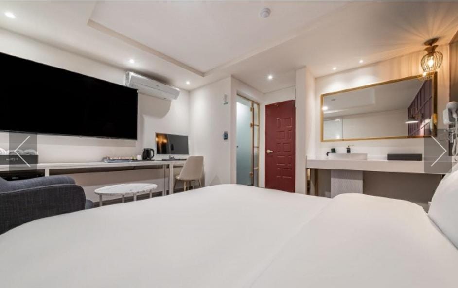 Bed, TV and multimedia, Bedroom