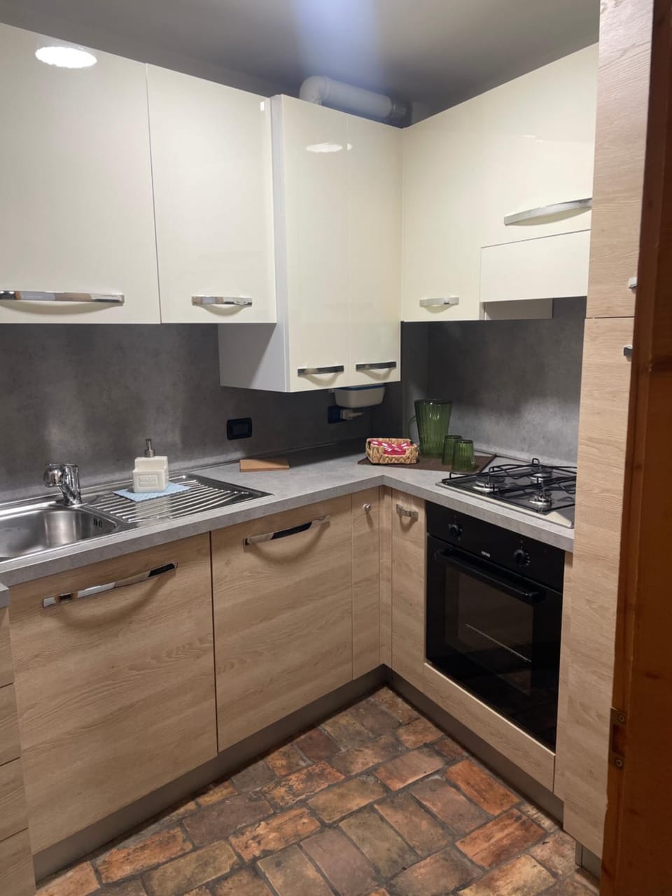 Kitchen or kitchenette, dishwasher, stove