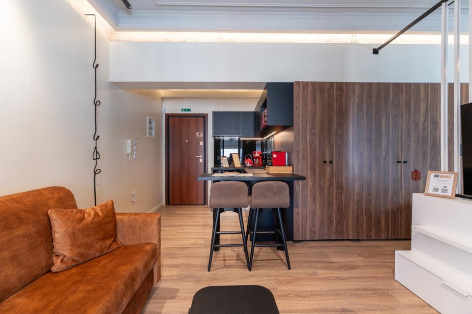 Coffee/tea facilities, Kitchen or kitchenette, Living room, Seating area, Dining area