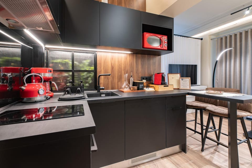 Kitchen or kitchenette, Dining area, oven, stove