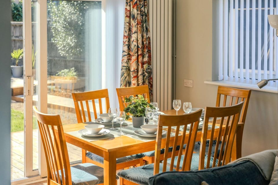 3BR Entire Home next to Racecourse & Free Parking House in Cheltenham