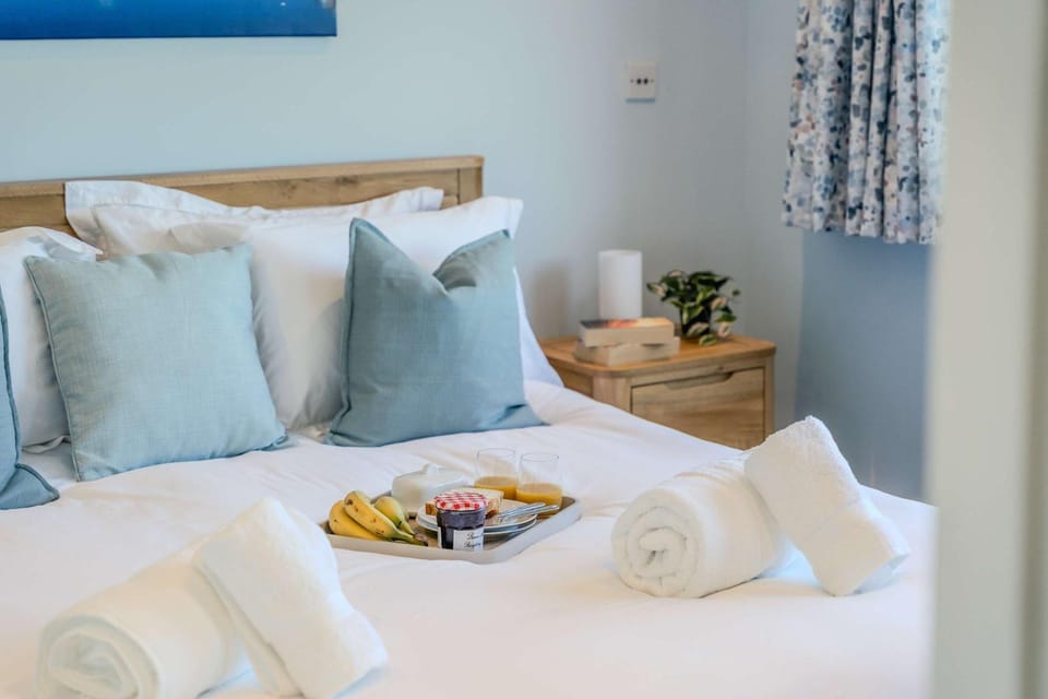 3BR Entire Home next to Racecourse & Free Parking House in Cheltenham