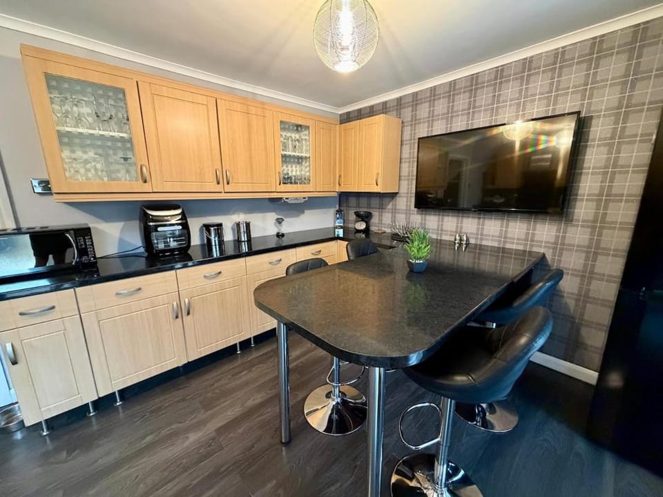 Stylish 3-Bed Family Pet-Friendly Home with Garden House in Cardiff