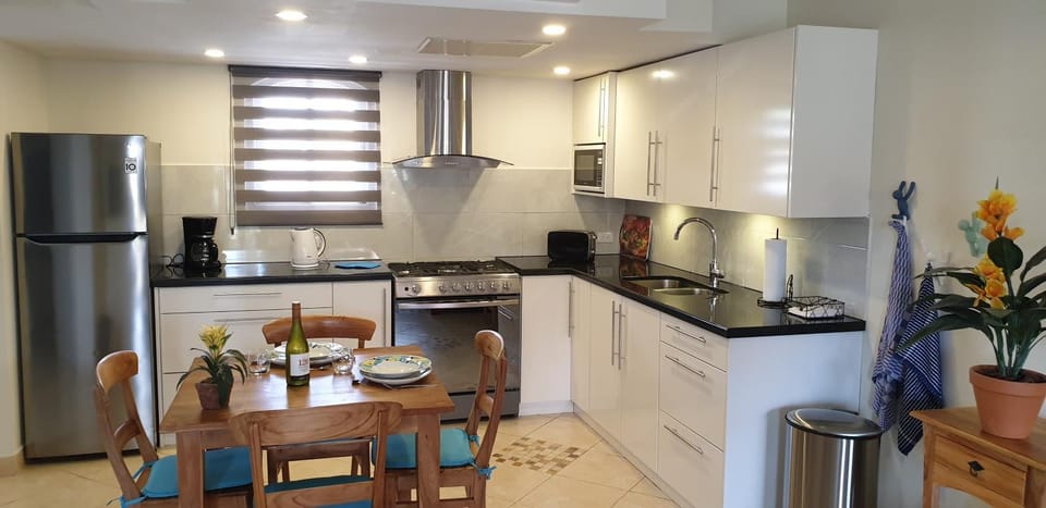 Coffee/tea facilities, Kitchen or kitchenette, Dining area, oven, stove, toaster