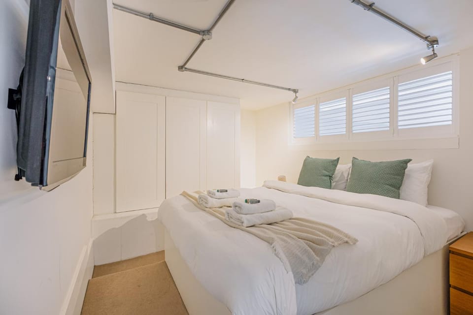 Quirky loft style apartment, 3DBR, Battersea Apartment in London