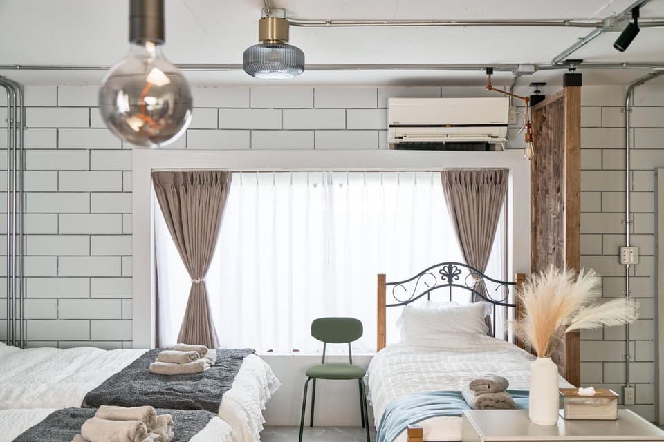 Bed, towels, air conditioner