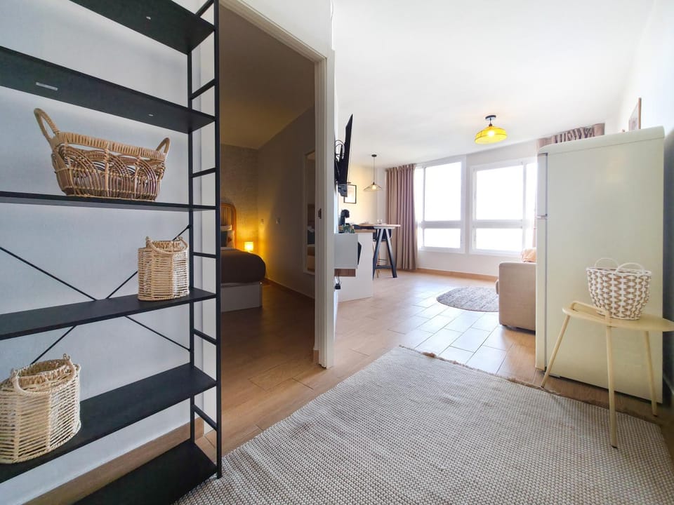 Bed, Kitchen or kitchenette, Living room, Photo of the whole room, Seating area, Bedroom