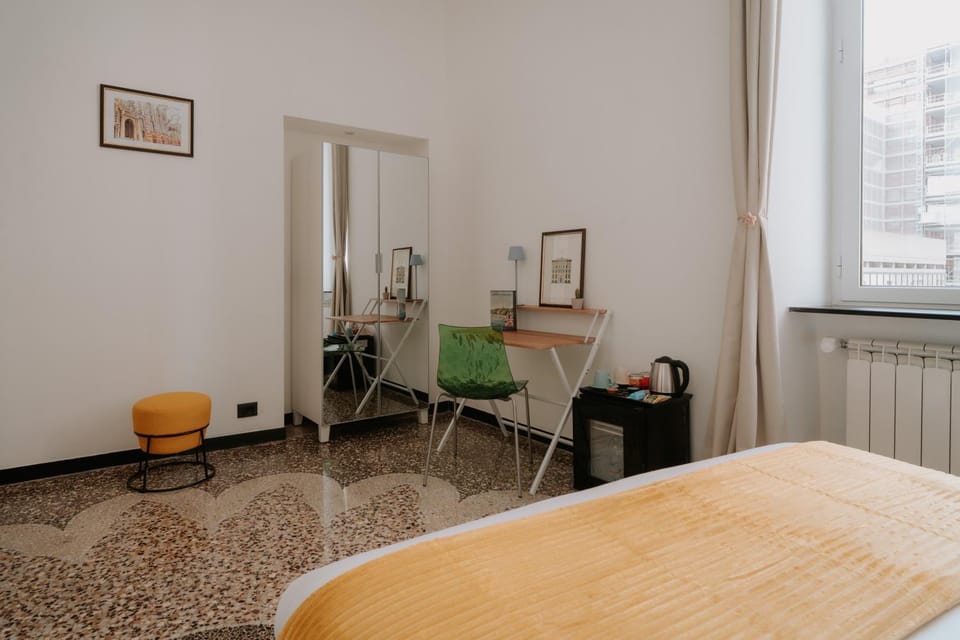 Bed, Photo of the whole room, Seating area, Bedroom