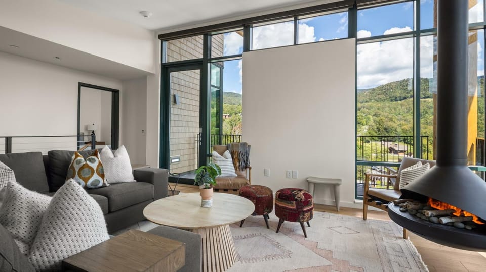 411 Spruce Peak Stowe Mountain Resort New Treehouse unit Ski in Ski out 4 bed sleeps 12 Apartment in Stowe