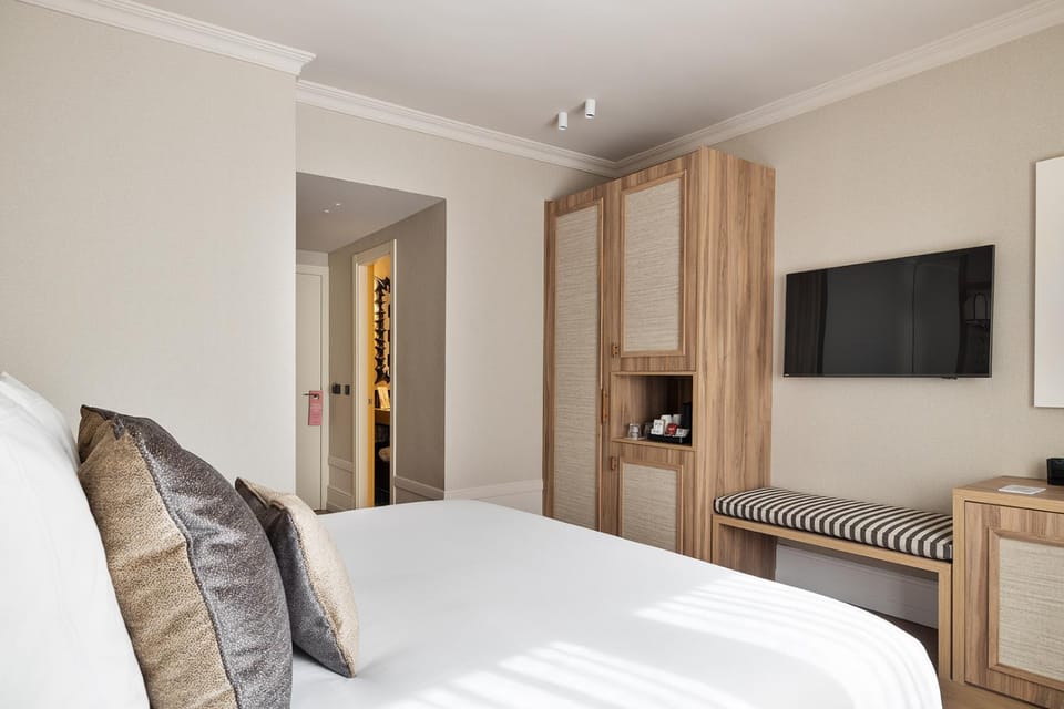 Bed, TV and multimedia, Photo of the whole room, Bedroom, wardrobe