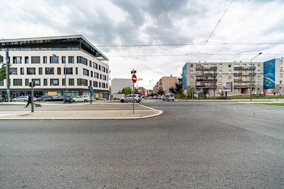 Vénissieux le spacieux, Balcon & Parking Apartment in Auvergne-Rhône-Alpes