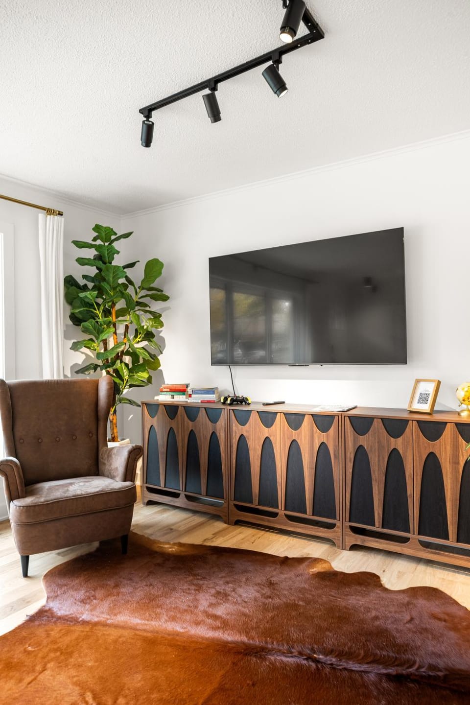 Communal lounge/ TV room, TV and multimedia, Living room, Seating area, Evening entertainment