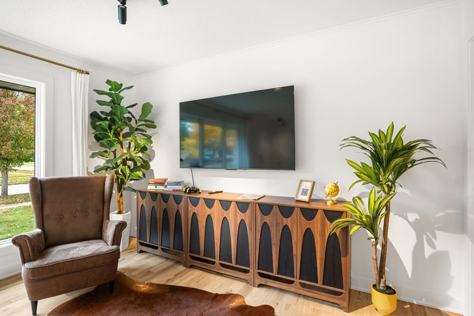 Communal lounge/ TV room, TV and multimedia, Living room, Seating area, Evening entertainment
