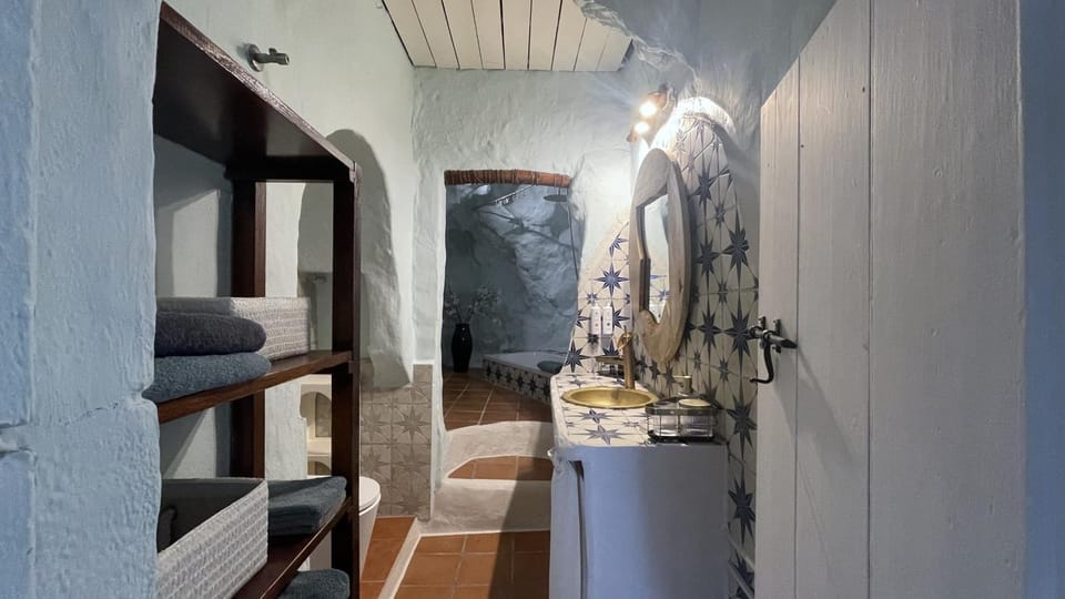 Bathroom, Photo of the whole room, towels
