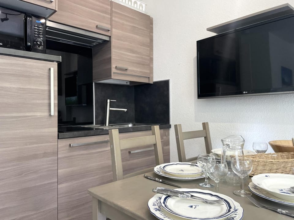 Communal lounge/ TV room, TV and multimedia, Kitchen or kitchenette, Dining area, oven, stove