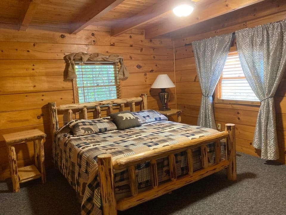 Close to Dollywood, hot tub, private, pet friendly House in Sevier County
