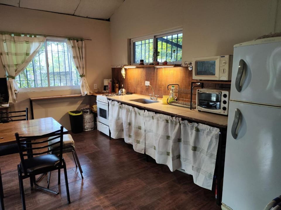 Kitchen or kitchenette, Dining area, oven, pet friendly