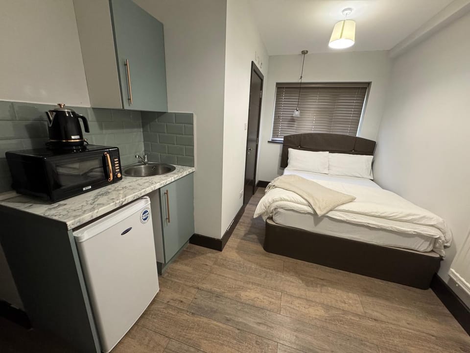 En-suite studios near Wembley Stadium Bed and Breakfast in Pinner