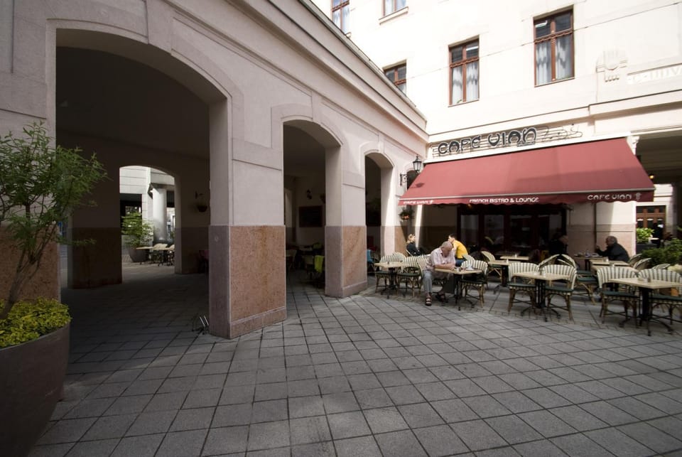 Restaurant/places to eat, Neighbourhood
