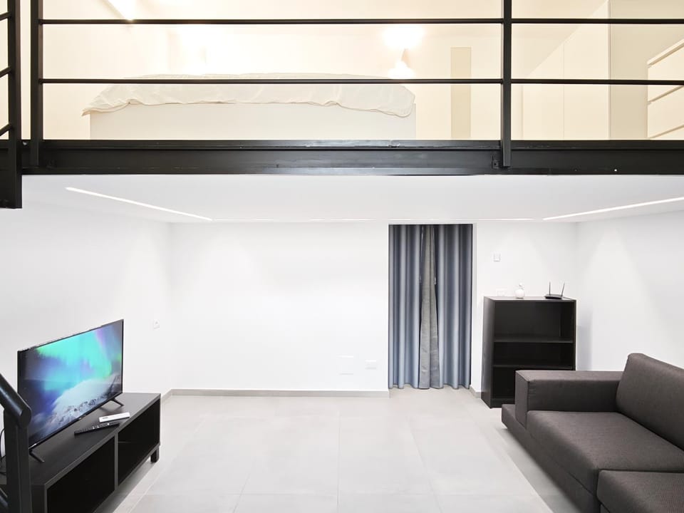 Communal lounge/ TV room, TV and multimedia, Living room, Seating area, Evening entertainment