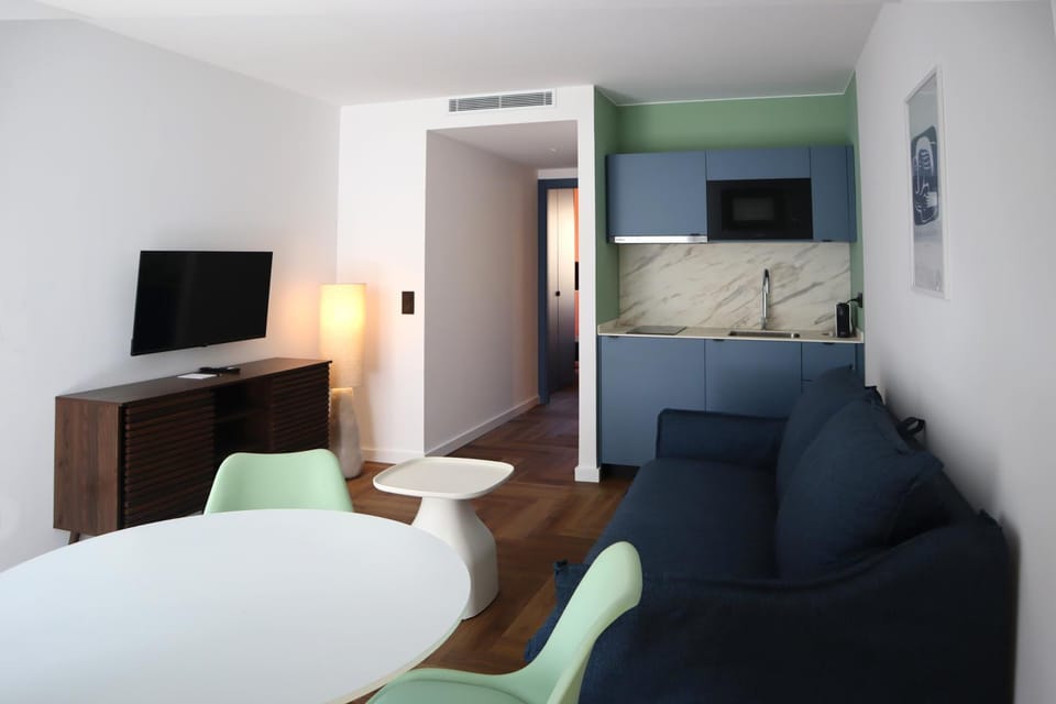 Communal lounge/ TV room, Kitchen or kitchenette, Living room