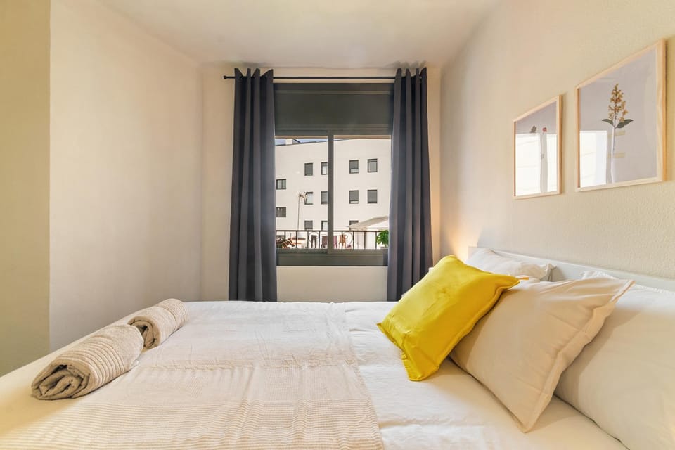 Atlantida Apartment Habitacion privada en apartamento y baño compartido sin ascensor Bed and Breakfast in L'Hospitalet de Llobregat