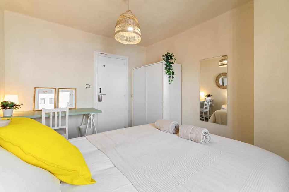 Atlantida Apartment Habitacion privada en apartamento y baño compartido sin ascensor Bed and Breakfast in L'Hospitalet de Llobregat