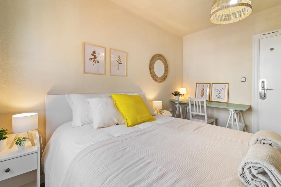 Atlantida Apartment Habitacion privada en apartamento y baño compartido sin ascensor Bed and Breakfast in L'Hospitalet de Llobregat