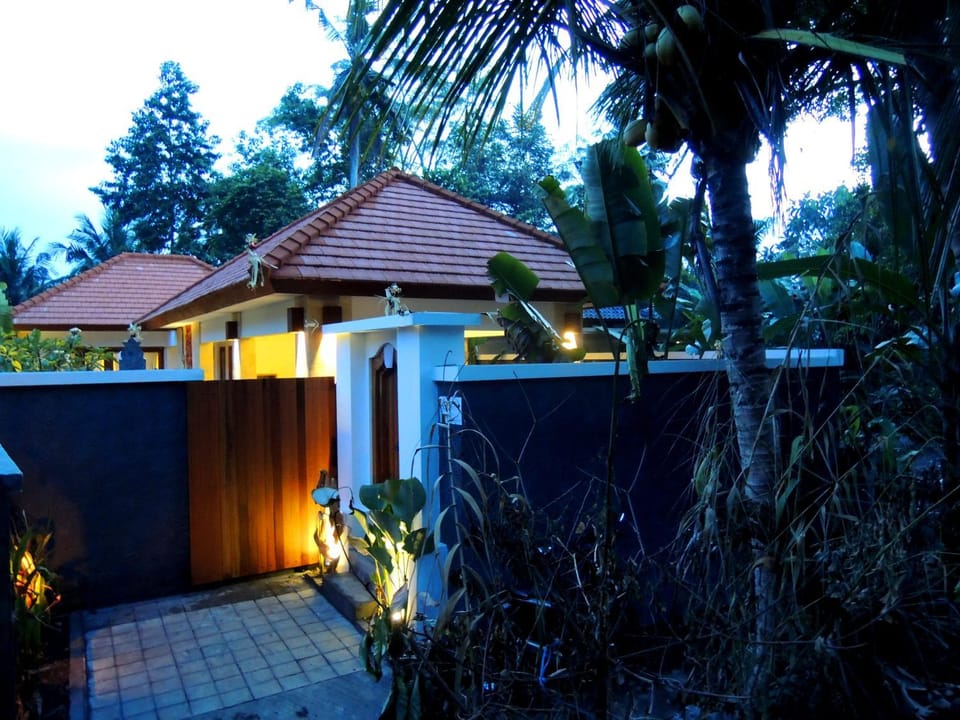 Facade/entrance, Neighbourhood, Summer, On site, Street view, Time of day