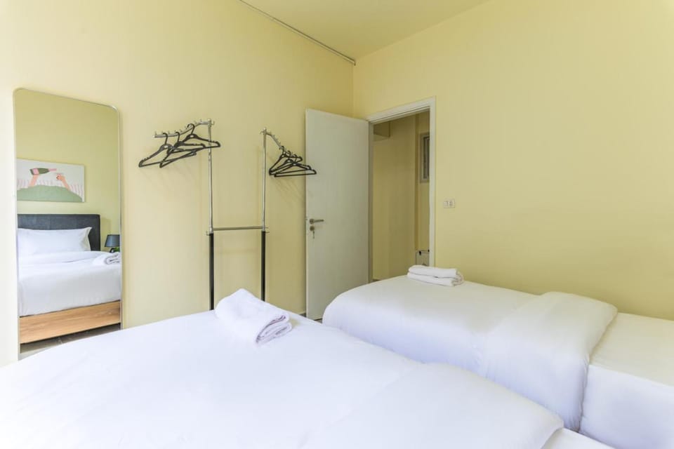 Bed, Bedroom, towels