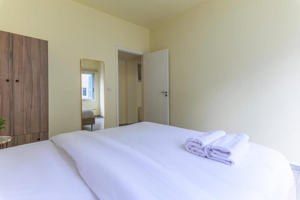 Bed, Bedroom, towels, wardrobe