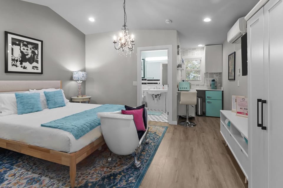 Suite 3 Renovated Dwtn WB Steps to Beach Apartment in Williams Bay