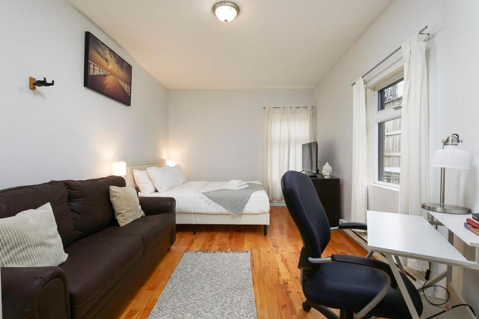 Stylish 3BR Loft - 10 Guests - Heart of Plateau Apartment in Laval